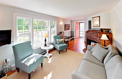Woods Hole House | Cottage by the sea in Woods Hole with private beach - near Falmouth & ferry