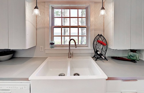 Woods Hole House | Cottage by the sea in Woods Hole with private beach - near Falmouth & ferry