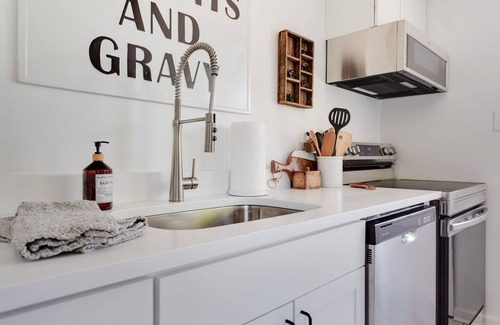 Southwest Raleigh Condo | Cottage Charmer-Walkable/Bars/Restaurants/Pets ok