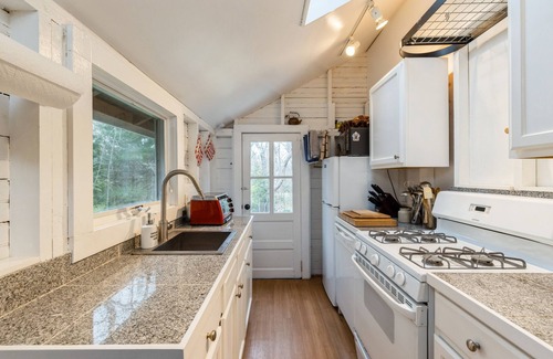 Barnes Landing Cottage | Cottage classic near bay beach