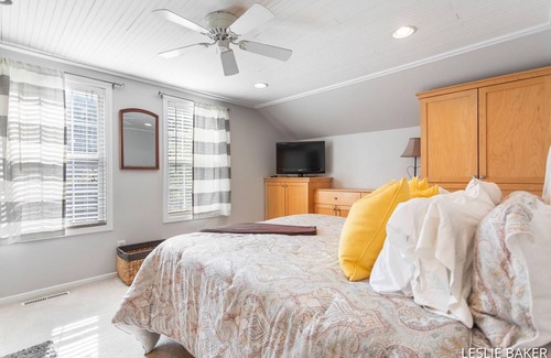 Macatawa House | Cottage-Close to Lake Macatawa and Downtown- Kayaks-Fire-Pit!