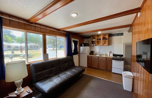 Oscoda Cottage | Cottage Cove · Lake Huron Beach Cottage No. 8E