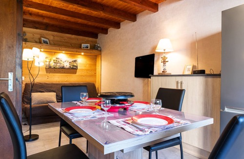 Thones Apartment | Cottage 'Gîte Cotagne' with Mountain View, Private Terrace and Wi-Fi