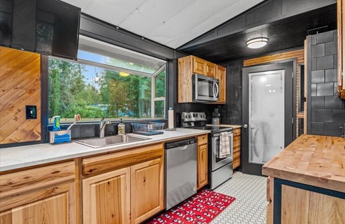 Camano Island Cottage | Cottage in Camano Island w/hot tub & large deck -7 min the Cama Beach State Park