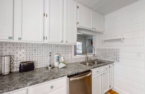 Atlantic Beach Cottage | Cottage in the heart of Atlantic Beach with ocean views, two decks, WiFi, & W/D