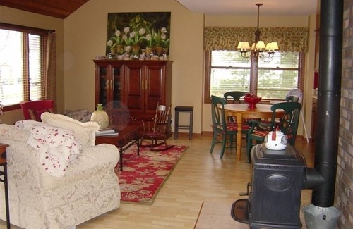 Waukazoo Woods Cottage | Cottage in the Woods