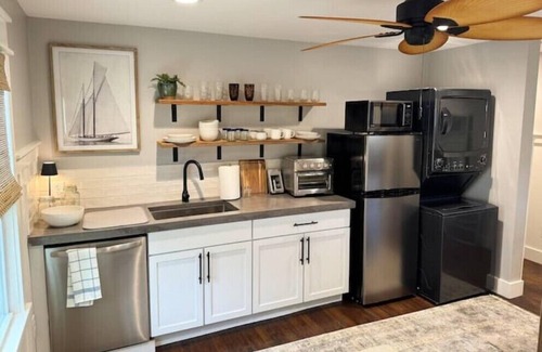 Charleston House | Cottage in Wagener Terrace; walk to Lowndes Grove