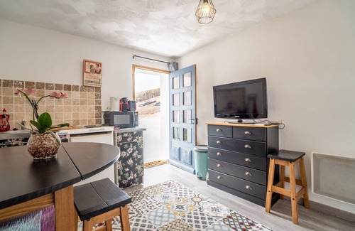Lespignan Cottage | Cottage 'L'Orchidée' with Shared Garden, Wi-Fi and Air Conditioning