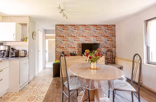 Les Cotes de Corps House | Cottage 'Le P'tit' with Lake View, Private Terrace and Wi-Fi