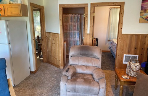 Evart Cottage | cottage on a lake (3 bedrooms and 2 bathrooms)