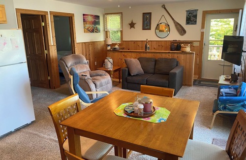 Evart Cottage | cottage on a lake (3 bedrooms and 2 bathrooms)
