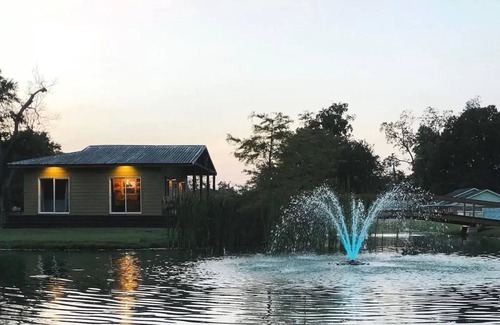 Breaux Bridge Cottage | Cottage on a pond, walking distance to everything Cajun!