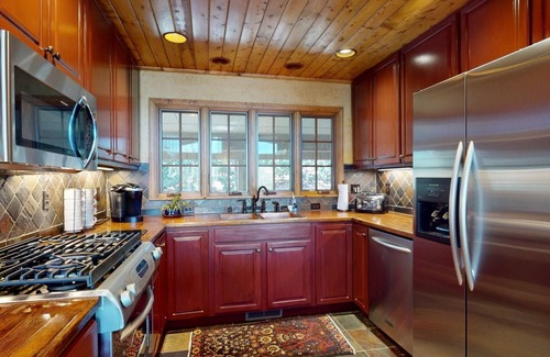 Highlands Cabin | Cottage on Homer Potts | Charming Cottage with Chef`s Dream Kitchen