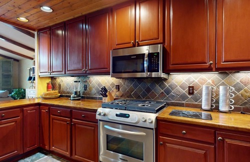 Highlands Cabin | Cottage on Homer Potts | Charming Cottage with Chef`s Dream Kitchen