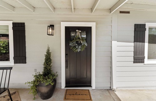 Loomis Cottage | Cottage on King: Stylish and comfortable in the country!