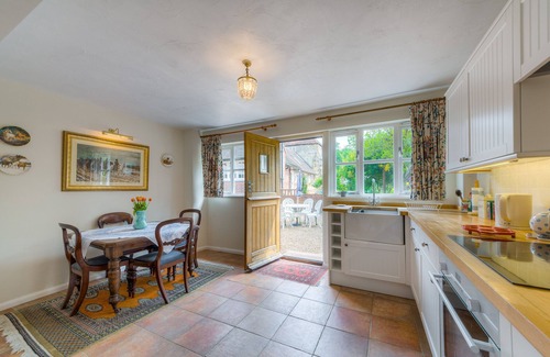 Arundel Cottage | Cottage on outskirts of Arundel with private secure parking