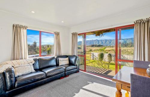 Waikanae House | Cottage on Rutherford - Waikanae Holiday Home