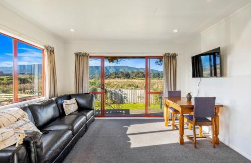Waikanae House | Cottage on Rutherford - Waikanae Holiday Home