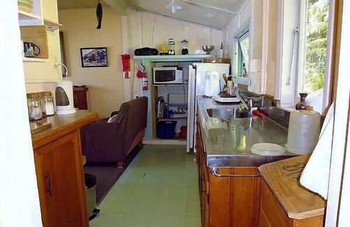 Moetapu Bay Cottage | Cottage on The Beach - Moetapu Bay Bach