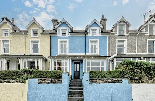 Borth-y-Gest Cottage | Cottage on the harbour front with sea and mountain views in glorious Snowdonia