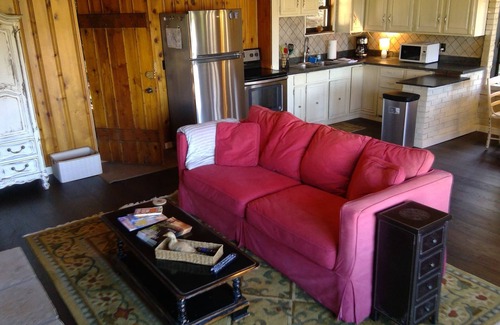Logan Cottage | Cottage on the Lake. 10 steps from Lake Logan