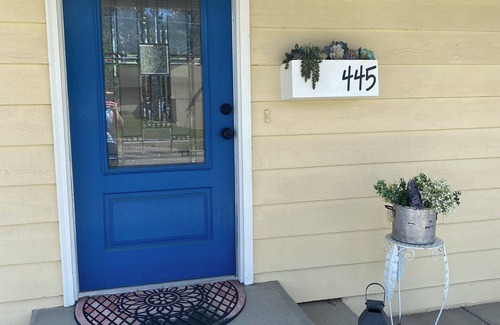 Post Falls House | Cottage On The Rocks is a spacious, family friendly home near the Spokane River