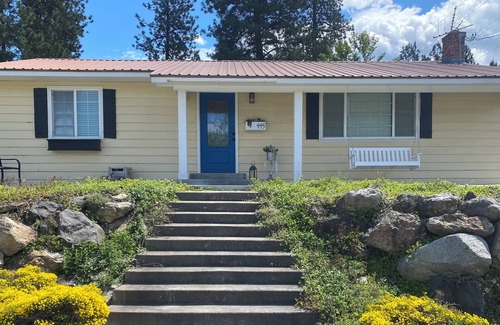 Post Falls House | Cottage On The Rocks is a spacious, family friendly home near the Spokane River
