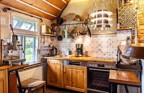 Kuden Cottage | Cottage 'Reetdachhaus Bischoff' with Private Terrace, Private Garden and Wi-Fi