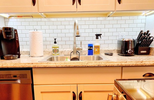Puyallup Cottage | Cottage Studio near WA State Fair and Sparks Stadium
