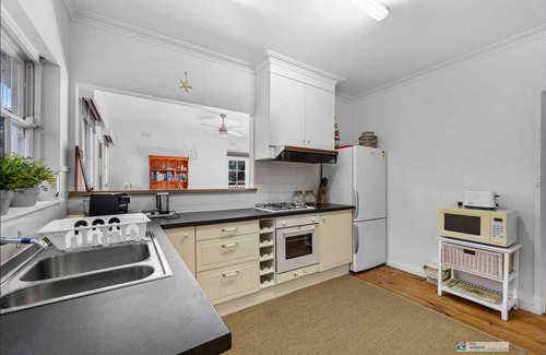 Cowes Cottage | Cottage style weatherboard house 5 min walk to Red rocks Beach.