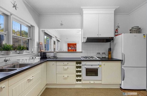 Cowes Cottage | Cottage style weatherboard house 5 min walk to Red rocks Beach.