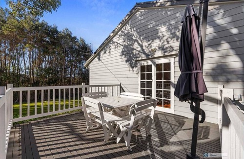 Cowes Cottage | Cottage style weatherboard house 5 min walk to Red rocks Beach.