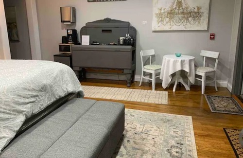 Fort Payne Apartment | Cottage Suite - Queen Bed & 1 Bath