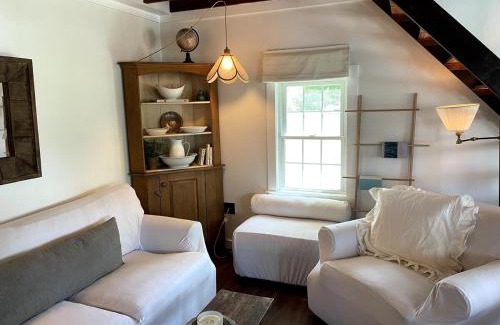 Corinna Apartment | Cottage That Overlooks The Field