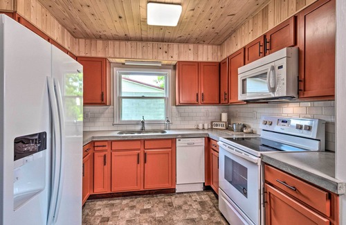 Byrdstown Cottage | Cottage w/Deck & BBQ: 2 Mi to Dale Hollow Lake!