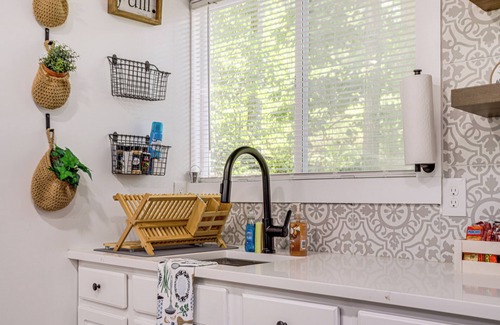 Dawsonville Apartment | Cottage w/Dock & Deck: Walk to Toto Creek!