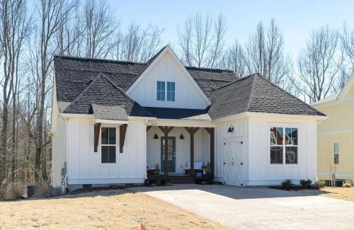Tullahoma House | Cottage with 3 King Beds, 3 min to Marina, Fire Pit