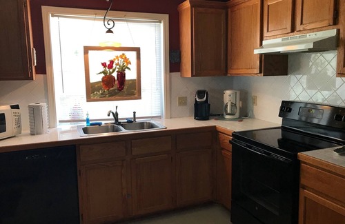 Spring Lake House | COTTAGE WITH ACCESS TO PRIVATE BEACH ON SPRING LAKE.