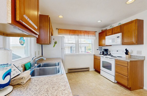 York Beach Cottage | Cottage with deck & sunroom - steps to Long Sands Beach