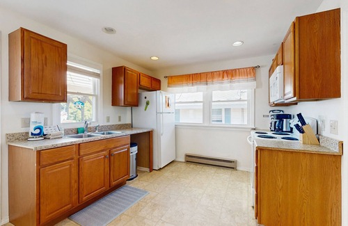 York Beach Cottage | Cottage with deck & sunroom - steps to Long Sands Beach