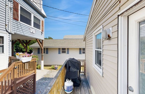 York Beach Cottage | Cottage with deck & sunroom - steps to Long Sands Beach