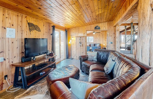 Eureka Springs Cottage | Cottage with garden patio, washer/dryer, central AC & grill