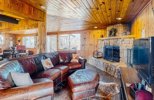 Eureka Springs Cottage | Cottage with garden patio, washer/dryer, central AC & grill