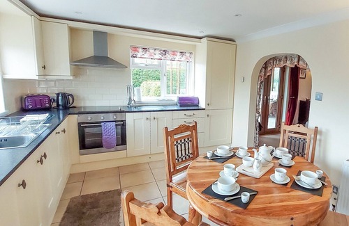 Alford Cottage | Cottage with one double with ensuite shower and one twin.