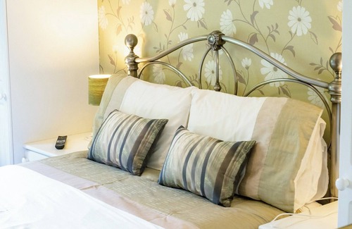 Alford Cottage | Cottage with one double with ensuite shower and one twin.