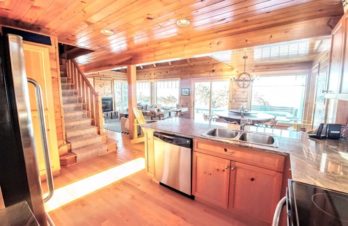 Selkirk Cottage | Cottage with private beach on the North Shore