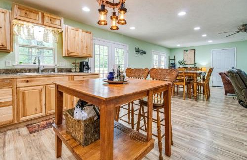 Cotter House | Cotter Home with Deck about 1 Mi to Big Spring Park!