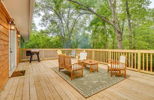 Cotter House | Cotter Home with Deck about 1 Mi to Big Spring Park!