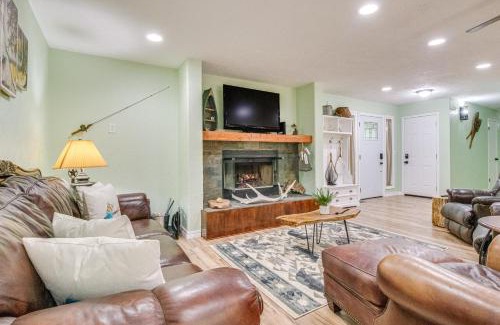 Cotter House | Cotter Home with Deck about 1 Mi to Big Spring Park!
