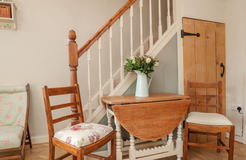 Preston Cottage | COTTON FOX COTTAGE, pet friendly, with open fire in Garstang